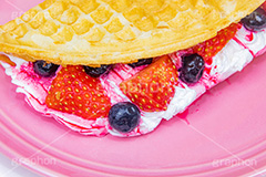 トゥンワッフル,フルーツワッフル,ワッフル,スイーツ,おやつ,甘い,デザート,クリーム,生クリーム,フルーツ,イチゴ,いちご,ストロベリー,ブルーベリー,菓子,お菓子,焼き菓子,焼菓子,焼き,韓国グルメ,waffle,cake,dessert,sweet,strawberry,cream,フルサイズ撮影