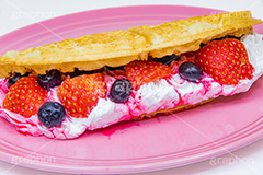 トゥンワッフル,フルーツワッフル,ワッフル,スイーツ,おやつ,甘い,デザート,クリーム,生クリーム,フルーツ,イチゴ,いちご,ストロベリー,ブルーベリー,菓子,お菓子,焼き菓子,焼菓子,焼き,韓国グルメ,waffle,cake,dessert,sweet,strawberry,cream,フルサイズ撮影