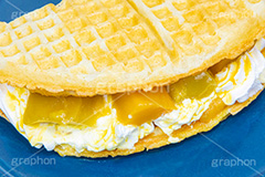 トゥンワッフル,フルーツワッフル,ワッフル,スイーツ,おやつ,甘い,デザート,クリーム,生クリーム,フルーツ,マンゴー,菓子,お菓子,焼き菓子,焼菓子,焼き,韓国グルメ,waffle,cake,dessert,sweet,mango,cream,フルサイズ撮影