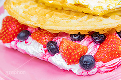 トゥンワッフル,フルーツワッフル,ワッフル,スイーツ,おやつ,甘い,デザート,クリーム,生クリーム,フルーツ,イチゴ,いちご,ストロベリー,ブルーベリー,菓子,お菓子,焼き菓子,焼菓子,焼き,韓国グルメ,waffle,cake,dessert,sweet,strawberry,cream,フルサイズ撮影