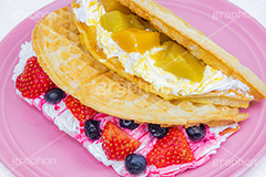 トゥンワッフル,フルーツワッフル,ワッフル,スイーツ,おやつ,甘い,デザート,クリーム,生クリーム,フルーツ,イチゴ,いちご,ストロベリー,ブルーベリー,マンゴー,菓子,お菓子,焼き菓子,焼菓子,焼き,韓国グルメ,waffle,cake,dessert,sweet,strawberry,cream,mango,フルサイズ撮影
