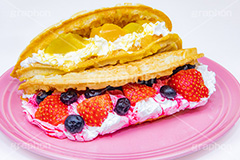 トゥンワッフル,フルーツワッフル,ワッフル,スイーツ,おやつ,甘い,デザート,クリーム,生クリーム,フルーツ,イチゴ,いちご,ストロベリー,ブルーベリー,マンゴー,菓子,お菓子,焼き菓子,焼菓子,焼き,韓国グルメ,waffle,cake,dessert,sweet,strawberry,cream,mango,フルサイズ撮影