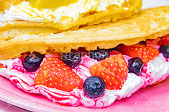 トゥンワッフル,フルーツワッフル,ワッフル,スイーツ,おやつ,甘い,デザート,クリーム,生クリーム,フルーツ,イチゴ,いちご,ストロベリー,ブルーベリー,マンゴー,菓子,お菓子,焼き菓子,焼菓子,焼き,韓国グルメ,waffle,cake,dessert,sweet,strawberry,cream,mango,フルサイズ撮影