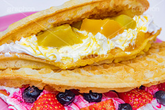 トゥンワッフル,フルーツワッフル,ワッフル,スイーツ,おやつ,甘い,デザート,クリーム,生クリーム,フルーツ,イチゴ,いちご,ストロベリー,ブルーベリー,マンゴー,菓子,お菓子,焼き菓子,焼菓子,焼き,韓国グルメ,waffle,cake,dessert,sweet,strawberry,cream,mango,フルサイズ撮影
