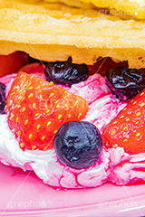 トゥンワッフル,フルーツワッフル,ワッフル,スイーツ,おやつ,甘い,デザート,クリーム,生クリーム,フルーツ,イチゴ,いちご,ストロベリー,ブルーベリー,菓子,お菓子,焼き菓子,焼菓子,焼き,韓国グルメ,waffle,cake,dessert,sweet,strawberry,cream,フルサイズ撮影