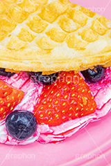 トゥンワッフル,フルーツワッフル,ワッフル,スイーツ,おやつ,甘い,デザート,クリーム,生クリーム,フルーツ,イチゴ,いちご,ストロベリー,ブルーベリー,菓子,お菓子,焼き菓子,焼菓子,焼き,韓国グルメ,waffle,cake,dessert,sweet,strawberry,cream,フルサイズ撮影