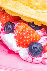 トゥンワッフル,フルーツワッフル,ワッフル,スイーツ,おやつ,甘い,デザート,クリーム,生クリーム,フルーツ,イチゴ,いちご,ストロベリー,ブルーベリー,菓子,お菓子,焼き菓子,焼菓子,焼き,韓国グルメ,waffle,cake,dessert,sweet,strawberry,cream,フルサイズ撮影