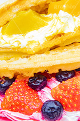 トゥンワッフル,フルーツワッフル,ワッフル,スイーツ,おやつ,甘い,デザート,クリーム,生クリーム,フルーツ,イチゴ,いちご,ストロベリー,ブルーベリー,マンゴー,菓子,お菓子,焼き菓子,焼菓子,焼き,韓国グルメ,waffle,cake,dessert,sweet,strawberry,cream,mango,フルサイズ撮影