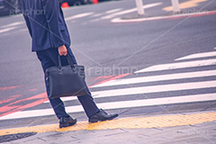 サラリーマン,営業,仕事,ビジネス,都会,都心,横断歩道,交差点,街角,街角スナップ,渡る,歩く,通勤,かばん,鞄,足,人物,japan,business,フルサイズ撮影
