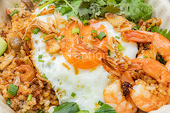 フライドライス,ポーチドエッグ,半熟,チャーハン,炒飯,焼き飯,えび,海老,エビ,きゅうり,キュウリ,パクチー,カフェ,エスニック,スリランカ料理,フルサイズ撮影
