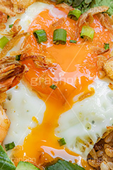 フライドライス,ポーチドエッグ,半熟,チャーハン,炒飯,焼き飯,えび,海老,エビ,きゅうり,キュウリ,パクチー,カフェ,エスニック,スリランカ料理,フルサイズ撮影