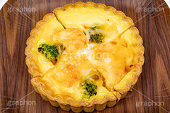 エビとブロッコリーのキッシュ,えび,エビ,海老,シーフード,ブロッコリー,キッシュ,焼き,パン,たまご,卵,パイ,パイ生地,生地,朝食,ブレックファースト,カフェ,洋食,お洒落,オシャレ,おしゃれ,女子力,4等分,salmon,broccoli,bake,breakfast,cafe,shrimp,フルサイズ撮影