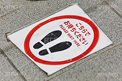ソーシャルディスタンス,ディスタンス,距離,間隔,感染,感染対策,緊急事態,対策,ウィルス,足跡,あしあと,足あと,あし,足,足元,靴,印,列,順番,待つ,待ち,離れる,レジ,会計,入口,入店,店舗,注意,警告,標示,ルール,マナー,マーク,mark,footprints,foot,virus,rule,manner,フルサイズ撮影