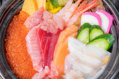 海鮮丼,丼,どんぶり,丼物,刺身,さしみ,刺し身,魚介,生もの,赤身,白身,マグロ,トロ,貝,イカ,サーモン,甘えび,甘エビ,甘海老,きゅうり,キュウリ,カマボコ,かまぼこ,イクラ,玉子焼き,卵焼き,日本料理,日本食,和食,japan,seafood,salmon,フルサイズ撮影
