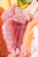 海鮮丼,丼,どんぶり,丼物,刺身,さしみ,刺し身,魚介,生もの,赤身,白身,マグロ,トロ,サーモン,甘えび,甘エビ,甘海老,玉子焼き,卵焼き,日本料理,日本食,和食,japan,seafood,salmon,フルサイズ撮影
