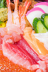 海鮮丼,丼,どんぶり,丼物,刺身,さしみ,刺し身,魚介,生もの,赤身,白身,マグロ,トロ,サーモン,甘えび,甘エビ,甘海老,きゅうり,キュウリ,カマボコ,かまぼこ,イクラ,日本料理,日本食,和食,japan,seafood,salmon,フルサイズ撮影