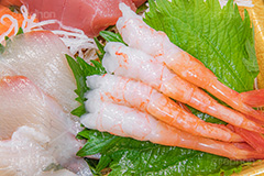 甘エビの刺身,甘えび,甘エビ,甘海老,刺身盛り合わせ,刺身,さしみ,刺し身,魚介,生もの,白身,鯛,大葉,日本料理,日本食,和食,つまみ,居酒屋,おつまみ,japan,フルサイズ撮影