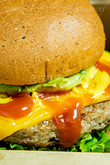 アボカドバーガー,ハンバーガー,バーガー,サンド,パテ,ジューシー,ジャンク,ジャンキー,ジャンクフード,チェーン店,ファーストフード,ファストフード,洋食,ビーフ,牛肉,レタス,チーズ,ソース,ケチャップ,アボカド,cheese,beef,hamburger,avocado