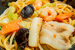しょうゆ焼きそば,ヤキソバ,やきそば,焼きそば,しょうゆ,醤油,炒め,麺類,国民食,えび,海老,エビ,いか,イカ,キクラゲ,きくらげ,香ばしい,粉もん,ニンジン,にんじん,キャベツ,きゃべつ