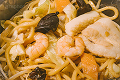 しょうゆ焼きそば,ヤキソバ,やきそば,焼きそば,しょうゆ,醤油,炒め,麺類,国民食,えび,海老,エビ,いか,イカ,キクラゲ,きくらげ,香ばしい,粉もん,ニンジン,にんじん,キャベツ,きゃべつ