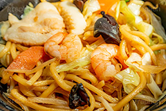 しょうゆ焼きそば,ヤキソバ,やきそば,焼きそば,しょうゆ,醤油,炒め,麺類,国民食,えび,海老,エビ,いか,イカ,キクラゲ,きくらげ,香ばしい,粉もん,ニンジン,にんじん,キャベツ,きゃべつ
