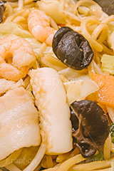 しょうゆ焼きそば,ヤキソバ,やきそば,焼きそば,しょうゆ,醤油,炒め,麺類,国民食,えび,海老,エビ,いか,イカ,キクラゲ,きくらげ,香ばしい,粉もん,ニンジン,にんじん,キャベツ,きゃべつ