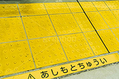 黄色い線,点字ブロック,駅のホーム,駅,ホーム,電車,マナー,ルール,並ぶ,待機,列,注意,事故,防止,足元,あしもとちゅうい,train,rule,manner,フルサイズ撮影