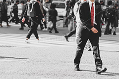 雑踏,都会の雑踏,都会,都心,東京,人混み,混雑,横断歩道,街角,街角スナップ,混む,人々,渡る,歩く,通勤,サラリーマン,スーツ,通学,足,交差点,人物,japan,フルサイズ撮影
