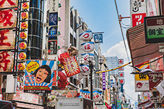 道頓堀商店街,道頓堀,商店街,繁華街,観光地,大阪,大阪府,大阪市,中央区,ミナミ,飲食店,たこ焼き,串かつ,くいだおれ,なんば,看板,広告,雑踏,都会の雑踏,混雑,人混み,賑やか,japan,osaka,フルサイズ撮影