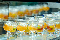 フルーツゼリー,フルーツ,果物,ゼリー,クリーム,デザート,スイーツ,おやつ,カップ,甘酸っぱい,甘い,フレッシュ,ビュッフェ,たくさん,並ぶ,sweet,dessert,jelly,cream,フルサイズ撮影