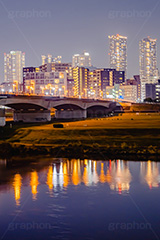 武蔵小杉の夜景,武蔵小杉のタワーマンション,武蔵小杉の街並み,武蔵小杉,丸子橋,街並み,夜景,河川敷,多摩川,堤防,タワーマンション,タワマン,マンション,高層ビル,リフレクション,reflection,フルサイズ撮影