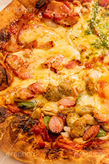 出前のピザ,ピザ,ソーセージ,ウインナー,ベーコン,ブロッコリー,チーズ,洋食,ピザパ,出前,デリバリー,お届け,ジャンキー,カロリー,ファーストフード,ファストフード,ジャンクフード,pizza