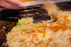 もんじゃ焼きをヘラで‥,もんじゃ焼き,へら,ヘラ,おこげ,もんじゃ,スナック,ラーメンスナック,焼き,東京名物,粉もん,小麦粉,ソウルフード,日本料理,日本食,和食,ツマミ,つまみ,鉄板,アツアツ,あつあつ,熱々,湯気,つまみ,おつまみ,japan