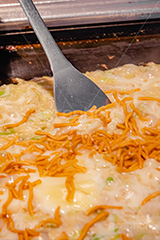 もんじゃ焼きをヘラで‥,もんじゃ焼き,へら,ヘラ,もんじゃ,スナック,ラーメンスナック,焼き,東京名物,粉もん,小麦粉,ソウルフード,日本料理,日本食,和食,ツマミ,つまみ,鉄板,アツアツ,あつあつ,熱々,湯気,つまみ,おつまみ,japan