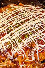 お好み焼き,お好み,焼き,ソース,マヨネーズ,青のり,青海苔,小麦粉,日本料理,日本食,和食,鉄板,アツアツ,あつあつ,熱々,焦げ,湯気,ツマミ,つまみ,おつまみ,大阪名物,粉もん,ソウルフード,japan