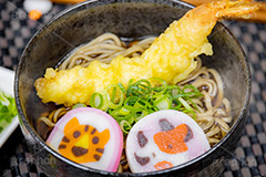 年越しそば,年越し蕎麦,３１日,年越し,大晦日,年末,ソバ,蕎麦,そば,だし,出汁,ダシ,蕎麦粉,日本料理,日本食,和食,つゆ,蕎麦汁,茹,えび,海老,海老天,えび天,てんぷら,天ぷら,ねぎ,麺料理,麺類,年の瀬,正月,お正月,蒲鉾,かまぼこ,カマボコ,紅白,干支,うし,ウシ,牛,丑年,とら,トラ,寅年,寅キャラクター,バトンタッチ,湯気,風習,japan,フルサイズ撮影