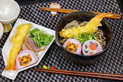 年越しそば,年越し蕎麦,３１日,年越し,大晦日,年末,ソバ,蕎麦,そば,だし,出汁,ダシ,蕎麦粉,日本料理,日本食,和食,つゆ,蕎麦汁,茹,えび,海老,海老天,えび天,てんぷら,天ぷら,ねぎ,麺料理,麺類,年の瀬,正月,お正月,蒲鉾,かまぼこ,カマボコ,紅白,干支,うし,ウシ,牛,丑年,とら,トラ,寅年,寅キャラクター,バトンタッチ,風習,japan,フルサイズ撮影