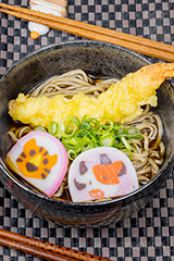 年越しそば,年越し蕎麦,３１日,年越し,大晦日,年末,ソバ,蕎麦,そば,だし,出汁,ダシ,蕎麦粉,日本料理,日本食,和食,つゆ,蕎麦汁,茹,えび,海老,海老天,えび天,てんぷら,天ぷら,ねぎ,麺料理,麺類,年の瀬,正月,お正月,蒲鉾,かまぼこ,カマボコ,紅白,干支,うし,ウシ,牛,丑年,とら,トラ,寅年,寅キャラクター,バトンタッチ,風習,japan,フルサイズ撮影