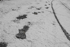 雪の足跡,雪のタイヤ跡,道路に積もる雪,雪,ゆき,積,足跡,跡,冬,道路,アスファルト,滑る,積雪,snow,winter,フルサイズ撮影