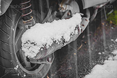 バイクに積もった雪,雪の朝,雪,積もる,冬,マフラー,バイク,原付,寒い,凍る,タイヤ,降る,積雪,snow,winter,フルサイズ撮影