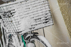 自転車に積もった雪,雪の朝,雪,積もる,冬,自転車,寒い,凍る,困る,カゴ,かご,籠,降る,積雪,snow,winter,フルサイズ撮影