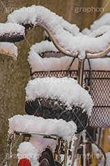 自転車に積もった雪,雪の朝,雪,積もる,冬,サドル,自転車,寒い,凍る,困る,カゴ,かご,籠,降る,積雪,snow,winter,フルサイズ撮影