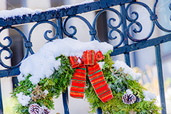 雪の積もったリース,リース,クリスマス,飾り,装飾,雪,積もる,冬,寒い,積雪,snow,winter,Christmas,フルサイズ撮影