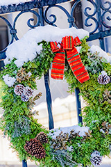 雪の積もったリース,リース,クリスマス,飾り,装飾,雪,積もる,冬,寒い,積雪,snow,winter,Christmas,フルサイズ撮影