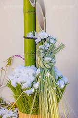 雪の積もった門松,門松,正月,お正月,お正月飾り,飾り,雪,積もる,冬,寒い,積雪,snow,winter,フルサイズ撮影