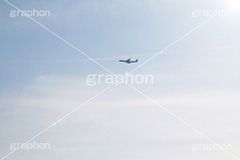 飛行機雲と飛行機,飛行機,飛行機,空,飛ぶ,ひこうき,航空,乗り物