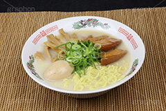 豚骨ラーメン,豚骨,ラーメン,らーめん,めん,そば,角煮,メンマ,ねぎ,ネギ,味玉,脂,油,japan,noodle,フルサイズ撮影
