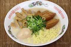 豚骨ラーメン,豚骨,ラーメン,らーめん,めん,そば,角煮,メンマ,ねぎ,ネギ,味玉,脂,油,japan,noodle,フルサイズ撮影