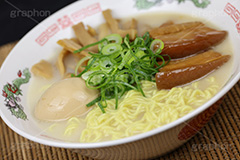 豚骨ラーメン,豚骨,ラーメン,らーめん,めん,そば,角煮,メンマ,ねぎ,ネギ,味玉,脂,油,japan,noodle,フルサイズ撮影