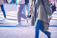 都会の雑踏,雑踏,都会,都心,東京,人混み,混雑,横断歩道,街角,街角スナップ,交差点,混む,人々,渡る,歩く,通勤,通学,足,人物,スマホ,秋,autumn,フルサイズ撮影